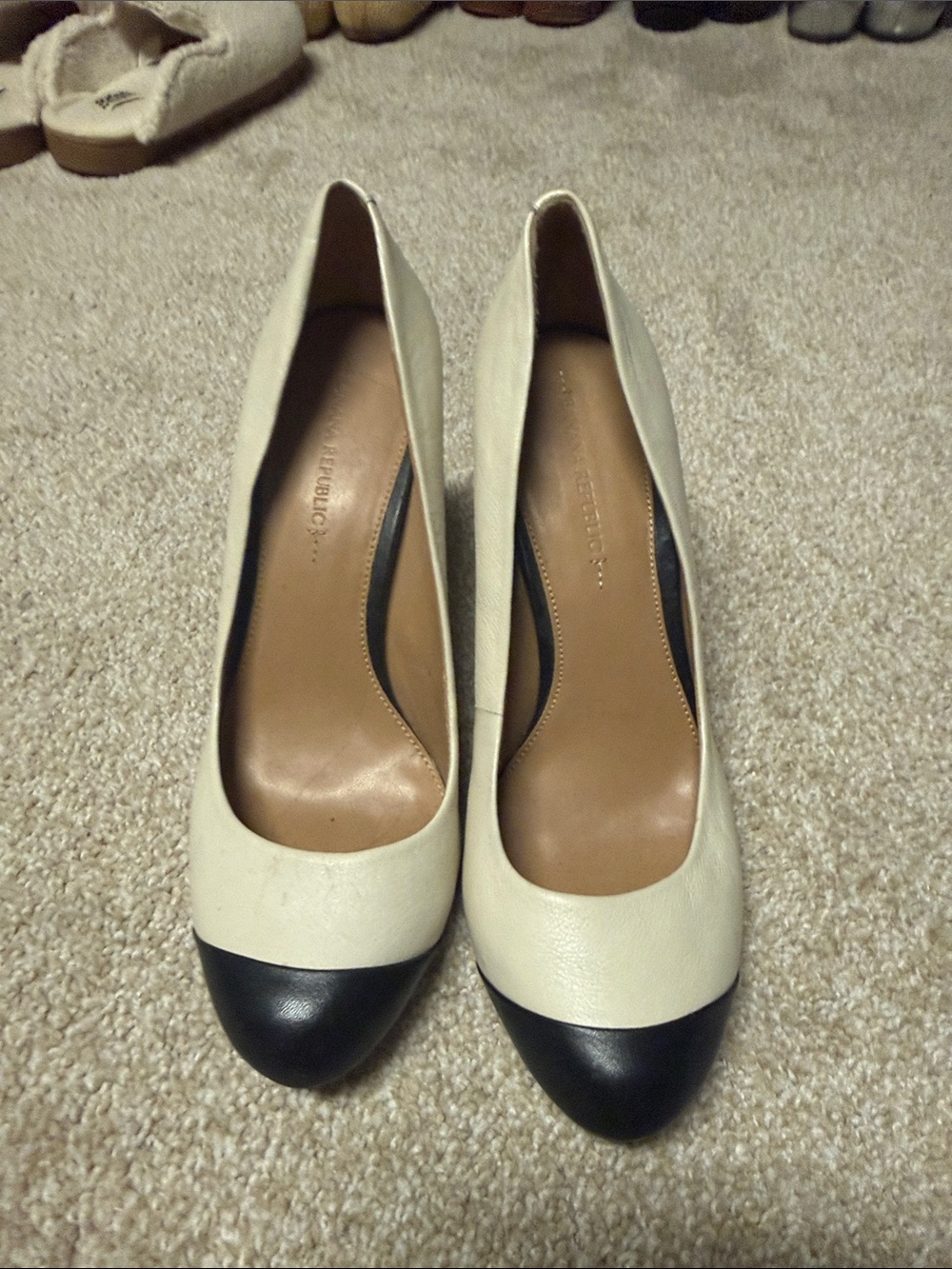 Banana Republic Cream and Black Two-Tone Leather Pumps - never worn